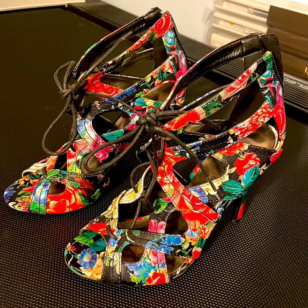 Multi color, floral pattern heels. Zippers in the back and laces in the front!